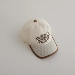 Vue de dessus d'une casquette enfant en maille respirante avec bord brun brodé