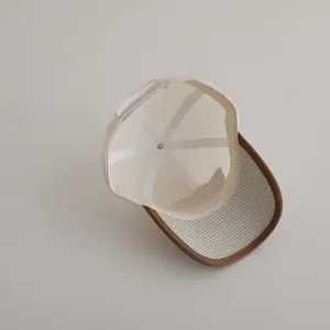 Vue détaillée de la structure en maille respirante et coutures de la casquette enfant