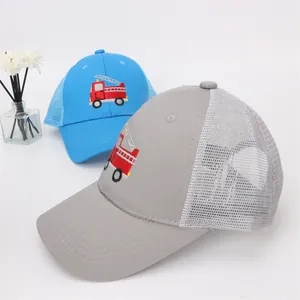 Casquette en maille pour enfants avec broderie camion de pompier bleu clair et gris