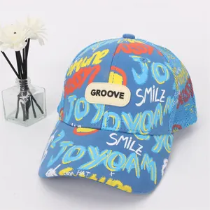 Dettaglio del cappellino blu per bambini con rete traspirante e stampe graffiti colorate
