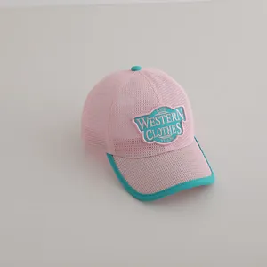 Casquette enfant en maille rose respirante avec broderie et bordure verte contrastée
