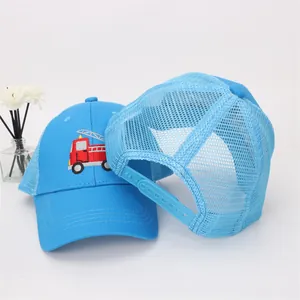 Casquette de baseball bleue enfant avec broderie camion de pompiers et mesh respirant