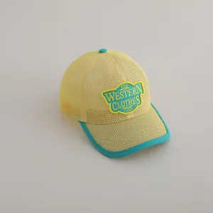 Détail du tissu en maille jaune respirant et du patch brodé sur la casquette enfant