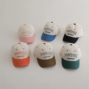Détail de six casquettes de baseball pour enfants avec broderie Boston et maille filet