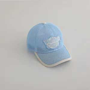 Détail de la casquette de baseball en mesh bleu avec broderie Western Clothes