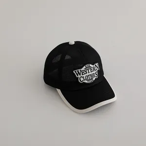 Vue de dessus d'une casquette baseball en mesh respirant pour enfants avec broderie rétro