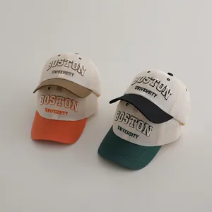 Détail de casquettes de baseball en maille avec broderie 3D de Boston University