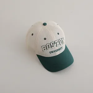 Détail de la broderie Boston University sur casquette de baseball en mesh bicolore