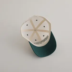 Vue détaillée de l'intérieur d'une casquette de baseball en mesh vert et blanc brodée