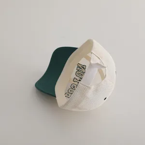 Détail de la casquette mesh avec broderie NOTCUT et sangle velcro réglable au dos
