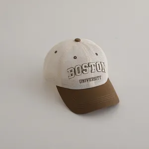 Détail de la broderie 3D Boston University sur casquette en mesh bicolore pour enfant