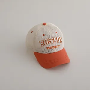 Détail de la broderie 3D Boston University sur une casquette de baseball orange et blanc