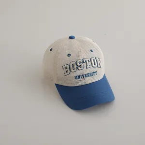Gros plan sur la broderie Boston University de la casquette en maille respirante
