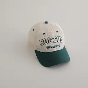 Vue détaillée de la broderie 3D et du mesh respirant sur la casquette vintage