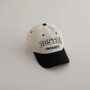 Détail de la broderie 3D Boston University sur casquette en maille respirante pour enfants
