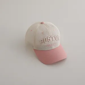 Détail de la casquette trucker en maille rose et beige Boston University