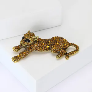 Dettaglio di una spilla a leopardo con strass ambrati e pietre nere su base oro