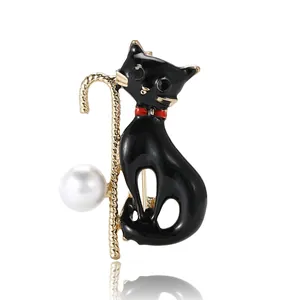 Spilla a forma di gatto in smalto nero con bastone dorato e perla bianca raffinata
