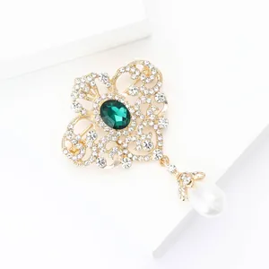 Elegante broche vintage de aleación dorada con esmeralda, strass y perla gota