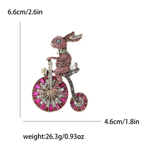 Luxe strass konijn op de fiets broche voor dames met gedetailleerde afmetingen in beeld
