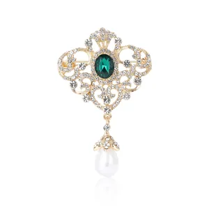 Elegante broche real vintage con gema verde, cristales pequeños y perla colgante