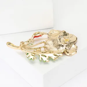 Détail du dos de la broche fleur en alliage doré avec épingle de sûreté rotative