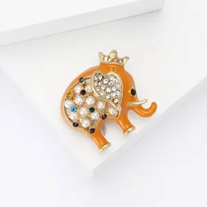 Broche éléphant en émail orange avec couronne dorée et cristaux étincelants
