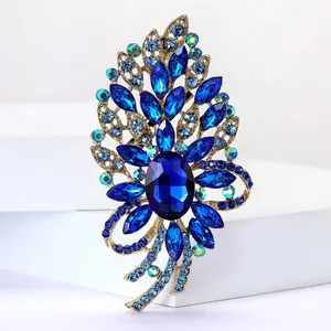 Eleganter königsblauer Kristall-Brosche mit Vintage-Goldlegierungsblättern auf weißem Grund