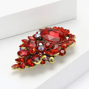 Luxuriöse Vintage-Brosche aus Goldlegierung mit funkelnden roten Strasssteinen und Glas