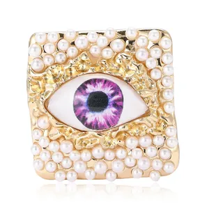 Τετράγωνη καρφίτσα Evil Eye με μωβ ίριδα και πέρλες σε χρυσή σφυρήλατη μεταλλική βάση