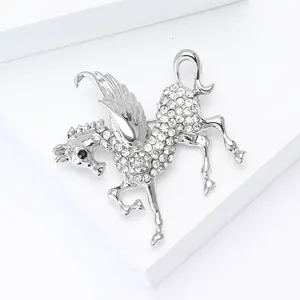 Funkelnde silberne Pegasus-Brosche mit Straßsteinen für Anzüge auf hellem Hintergrund