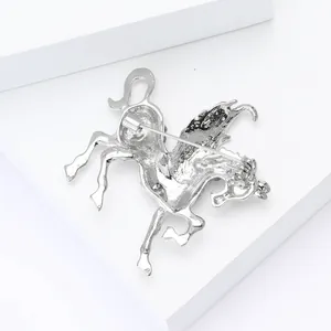 Rückansicht der silbernen Pegasus-Brosche mit matter Metallstruktur und Sicherheitsnadel