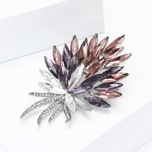 Broche flambeau élégante avec cristaux violets et glands en métal argenté