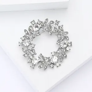 Broche couronne élégante en alliage argenté avec strass brillants pour femmes