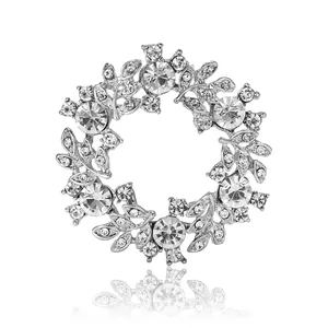Élégante broche couronne argentée avec cristaux étincelants pour tailleur et pull femme