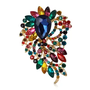 Broche élégante en alliage doré avec une pierre bleue en poire et des strass colorés