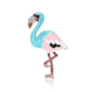 Spilla fenicottero con smalto blu e rosa e strass su base metallica dorata
