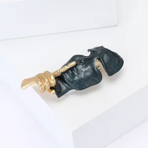 Broche de máscara de esmalte creativo con acabado artístico de metal verde mate y oro