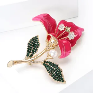 Élégante broche fleur de lys dorée avec émail rose et feuilles en cristal vert