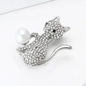 Broche chat scintillante avec strass et une grande perle sur monture en alliage argenté