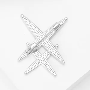 Détail de la broche étoile argentée avec strass montrant l'épingle et le fermoir en métal