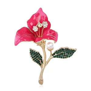 Broche fleur de bégonia en émail élégante avec pétales roses, cristaux verts et perle
