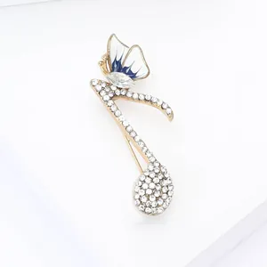 Broche élégante en forme de note de musique avec cristaux et détail de papillon