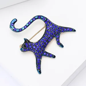 Dettaglio dell'elegante spilla a gatto blu scuro con scintillanti cristalli tondi viola