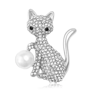 Broche chat scintillante avec strass blancs et perle sur une base en alliage d'argent