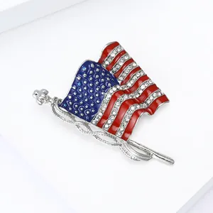 Detail der US-Flaggen-Brosche mit roter blauer Emaille und funkelnden Kristall-Steinen