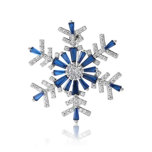 Spilla fiocco di neve argento con cristalli blu profondo e zirconi cubici scintillanti