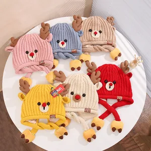 Vue détaillée de six bonnets à oreilles de renne colorés pour enfants en cercle