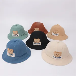 Dettaglio di sei cappelli alla pescatora per bambini con ricamo orsetto di peluche