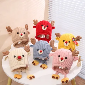 Détail de bonnets d'hiver pour enfants avec bois de renne en six couleurs assorties